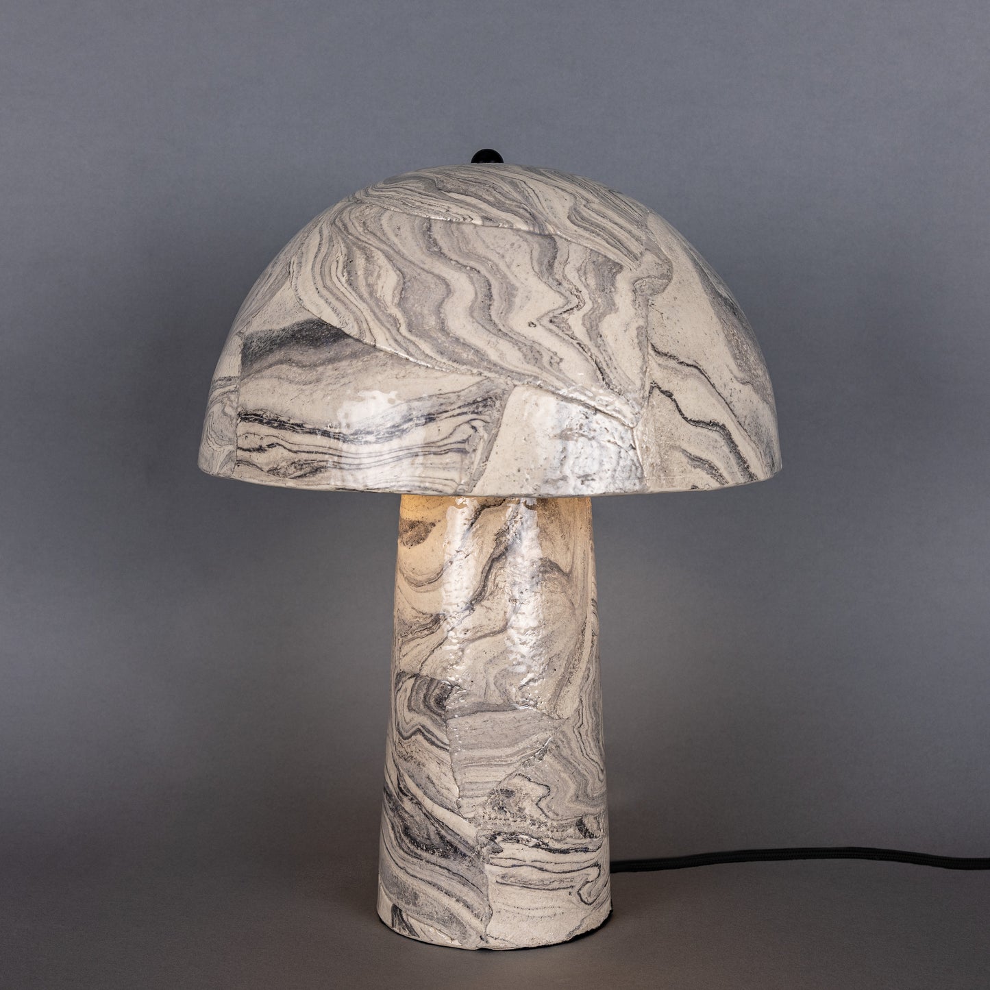 Lampe de table champignon en céramique marbrée Amanita
