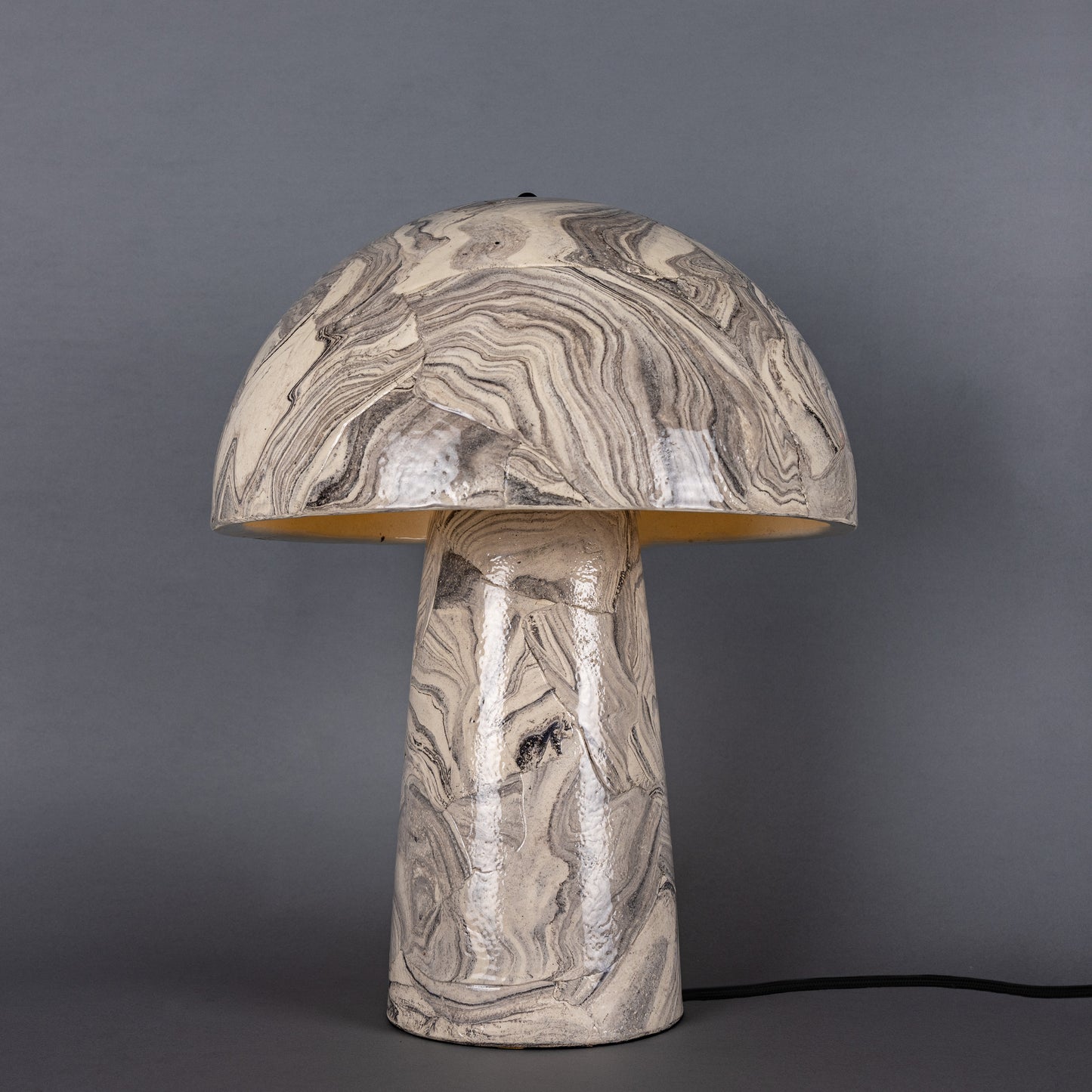 Lampe de table champignon en céramique marbrée Amanita