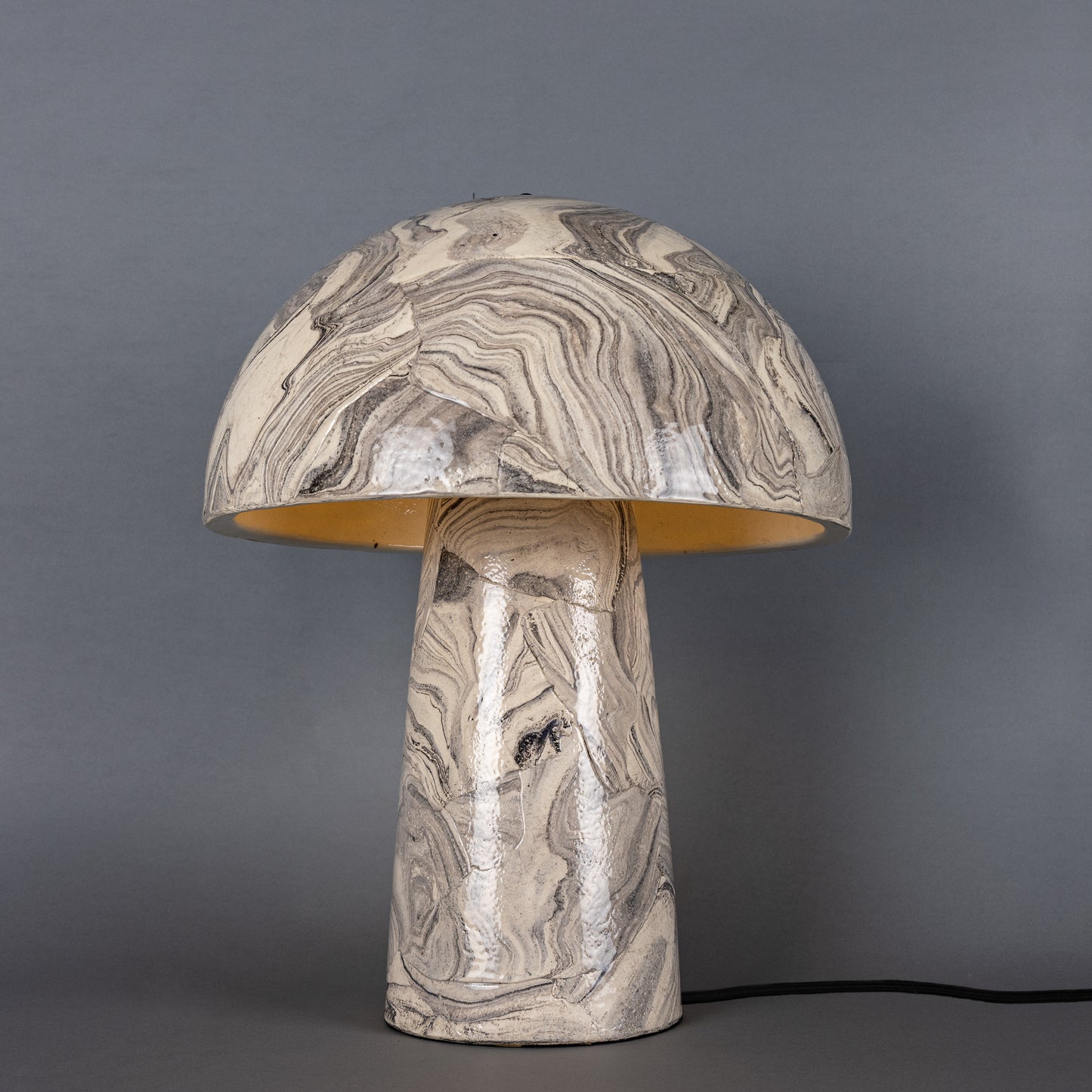 Lampe de table champignon en céramique marbrée Amanita