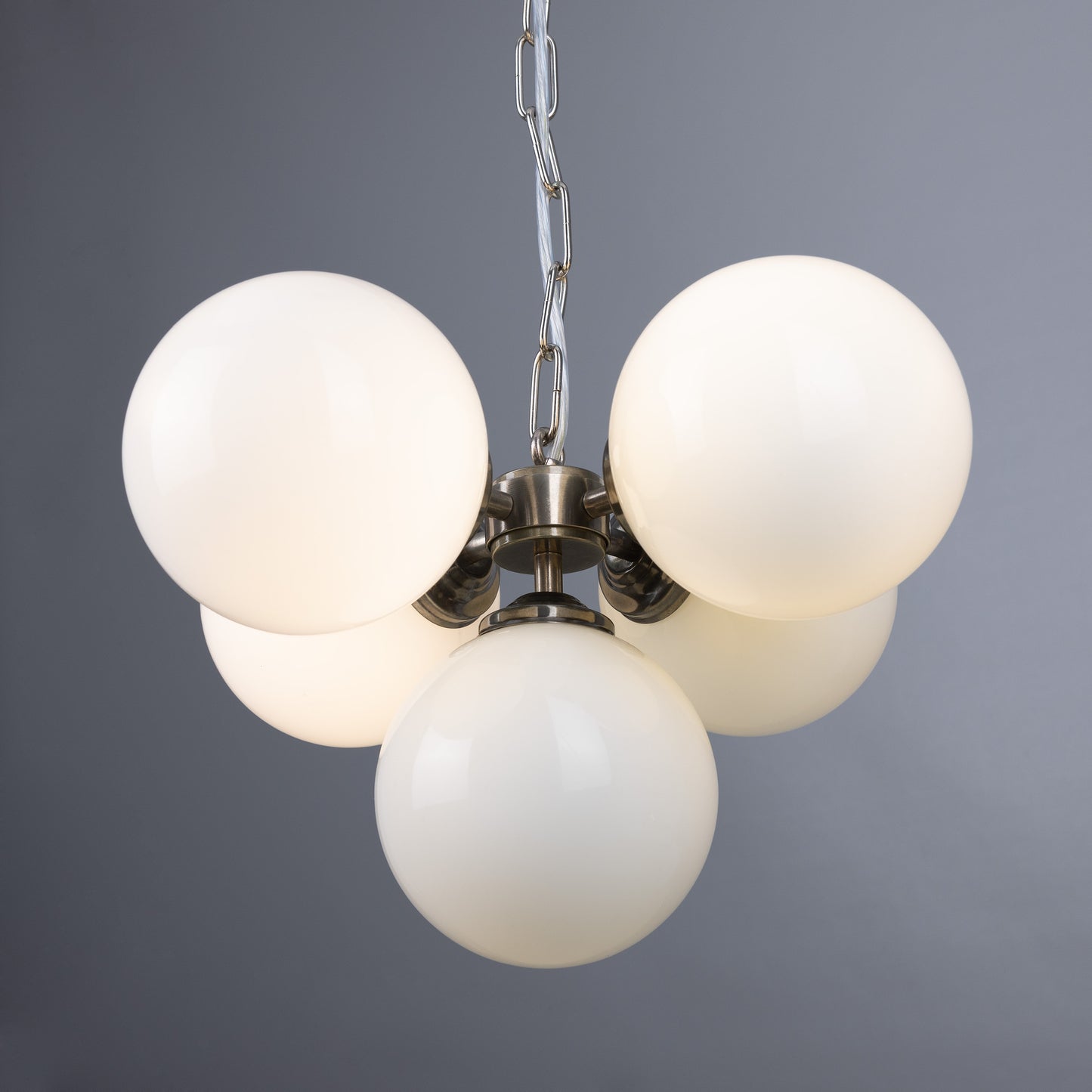 Lustre Yaoundé petit globe en opale, cinq lumières
