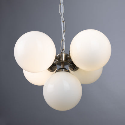 Lustre Yaoundé petit globe en opale, cinq lumières