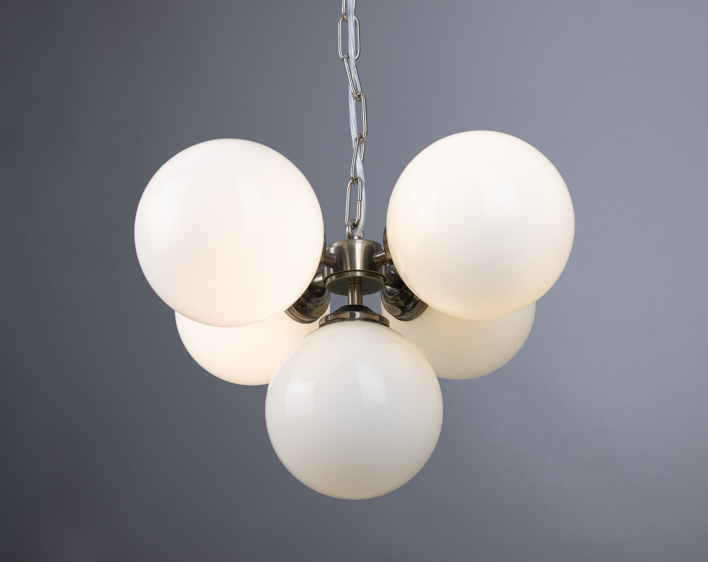 Lustre Yaoundé petit globe en opale, cinq lumières