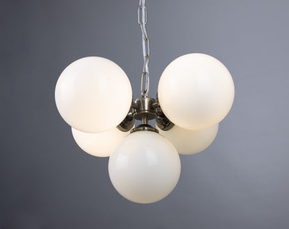 Lustre Yaoundé petit globe en opale, cinq lumières