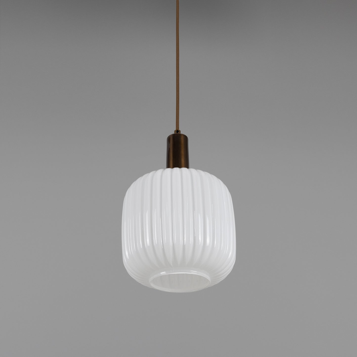 Pendentif Nahla en verre cannelé et laiton
