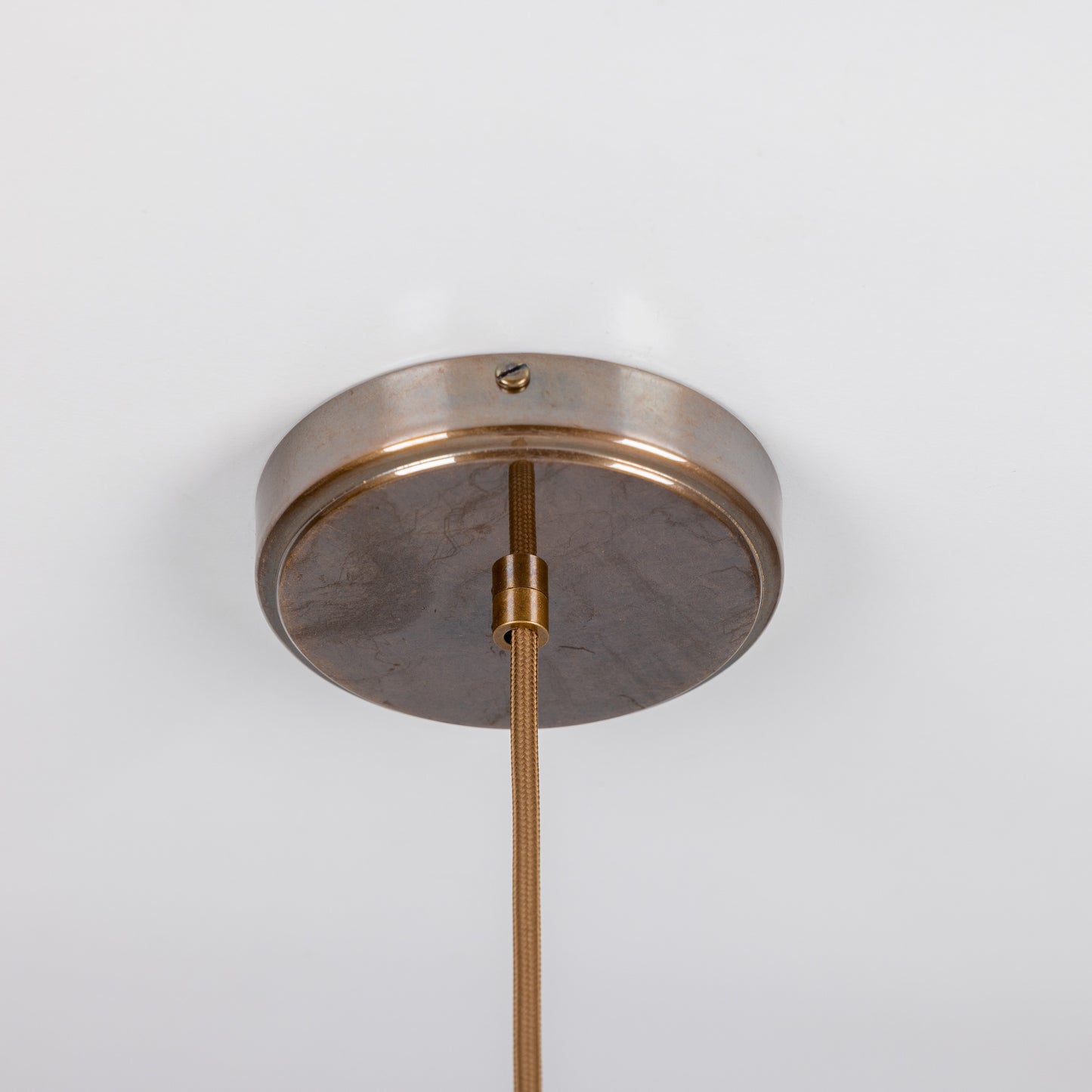 Pendentif Nahla en verre cannelé et laiton