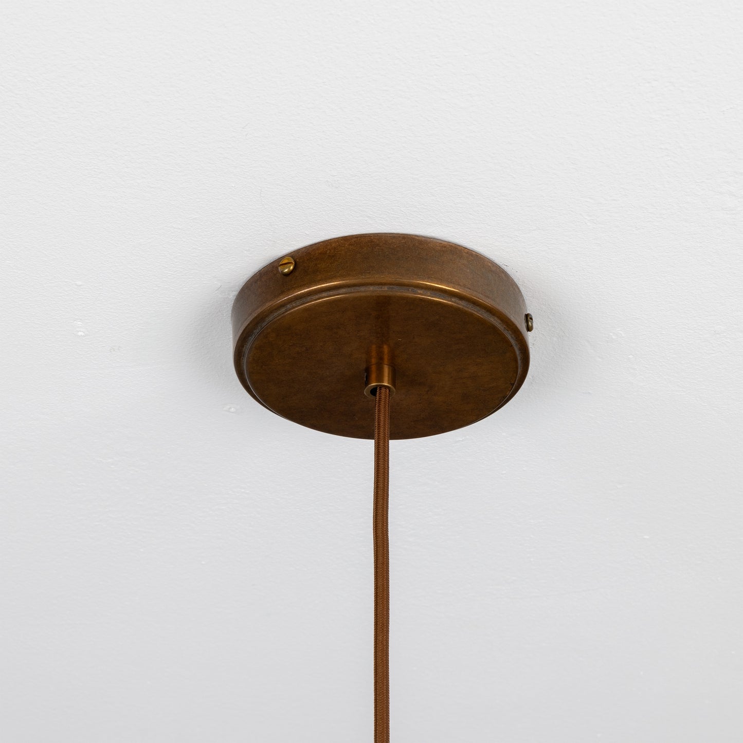 Pendentif Nehir en verre cannelé et laiton