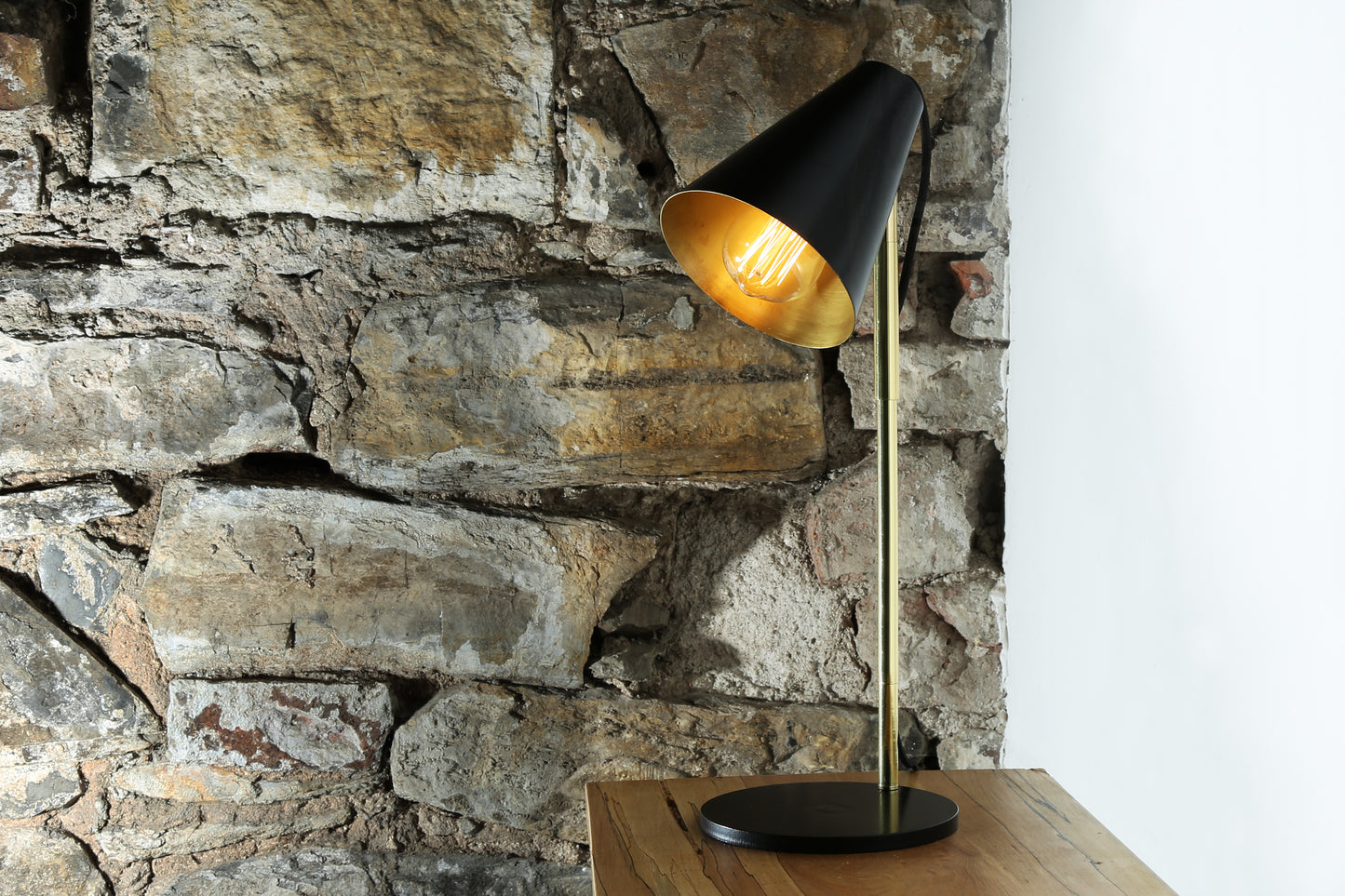 Lampe de table moderne Lusaka réglable avec abat-jour conique