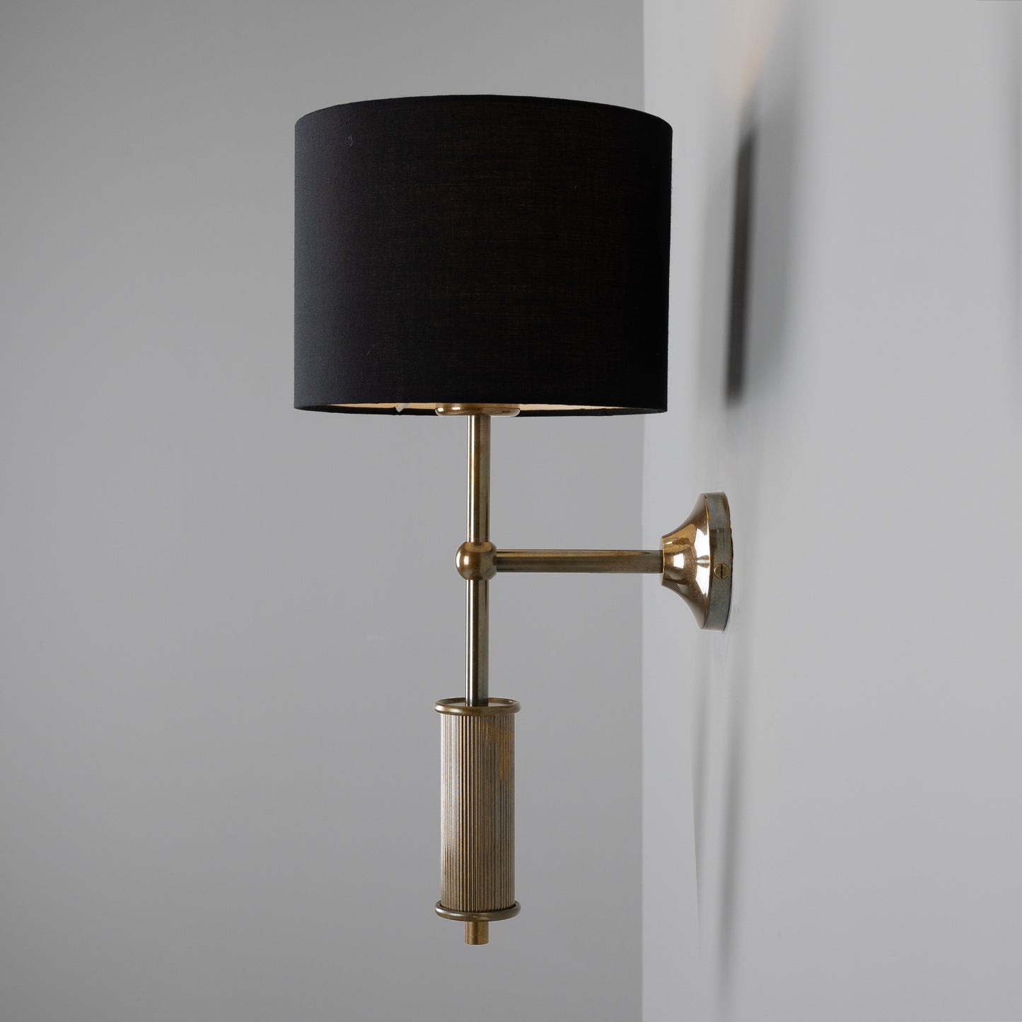 Applique murale contemporaine Gorey en laiton avec abat-jour cylindrique en tissu