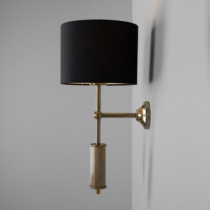 Applique murale contemporaine Gorey en laiton avec abat-jour cylindrique en tissu