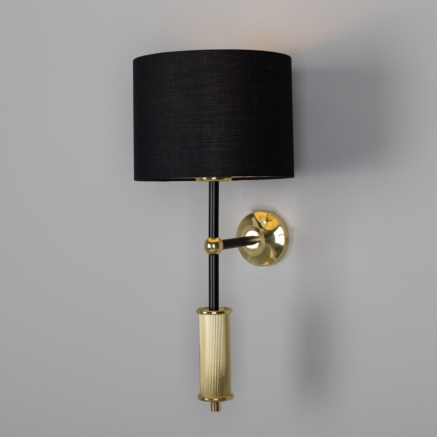 Applique murale contemporaine Gorey en laiton avec abat-jour cylindrique en tissu