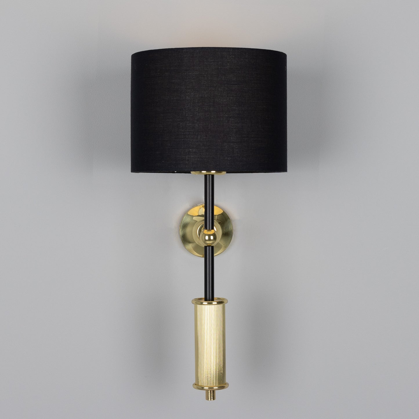 Applique murale contemporaine Gorey en laiton avec abat-jour cylindrique en tissu