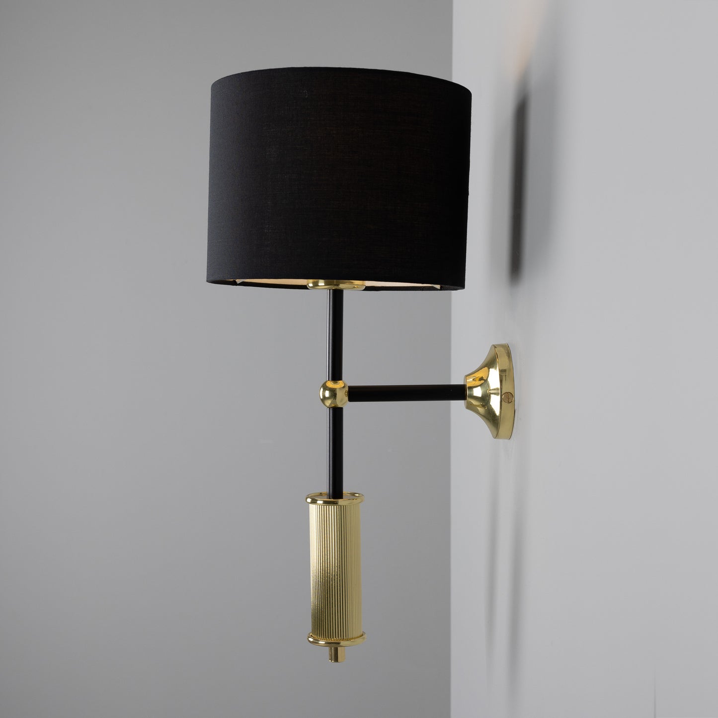 Applique murale contemporaine Gorey en laiton avec abat-jour cylindrique en tissu