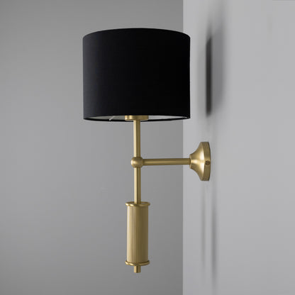 Applique murale contemporaine Gorey en laiton avec abat-jour cylindrique en tissu