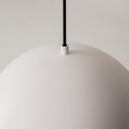 Suspension dôme aux couleurs basiques