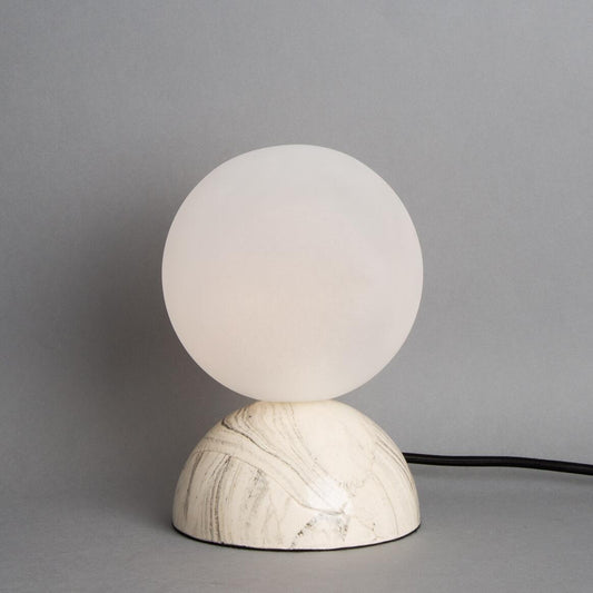 Lampe de table boule en verre céramique marbré Ovata